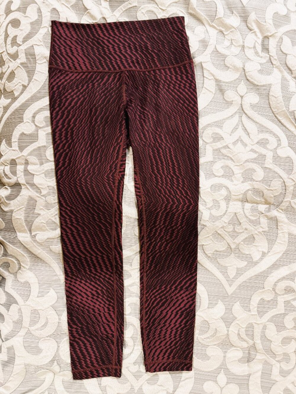 Lululemon Athletica Women's Leggings Size 6 Maroon Black Lightening Pattern Yoga